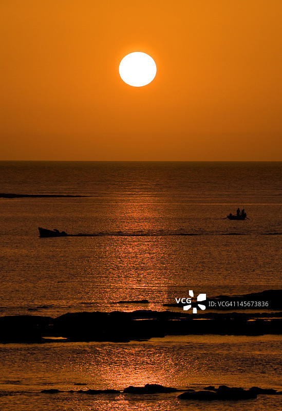 西班牙加的斯日落，卡莱塔海滩图片素材