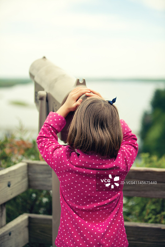 小女孩通过取景器观看图片素材