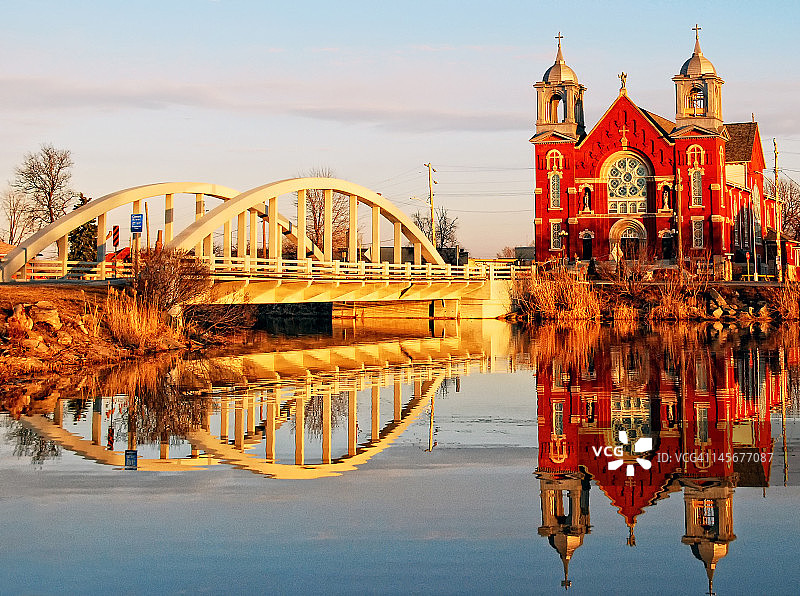 圣约瑟夫教堂在卡纳德河中的倒影图片素材