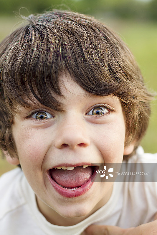 男孩做滑稽的表情图片素材