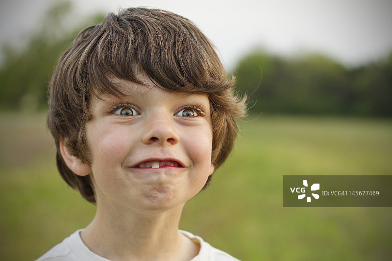 男孩做滑稽的表情图片素材