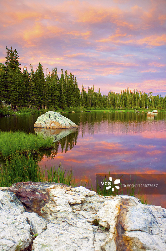 红色岩石湖图片素材