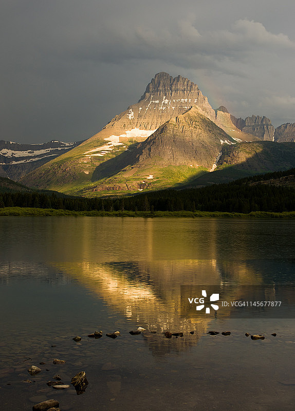 从斯威夫特克伦特湖看威尔伯山图片素材