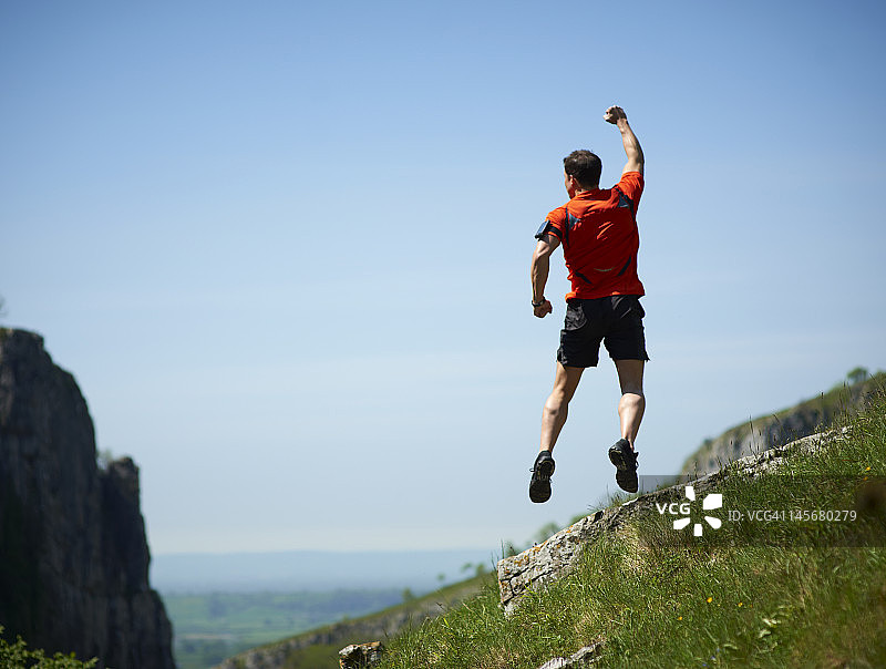 空中跳跃的登山跑步者图片素材
