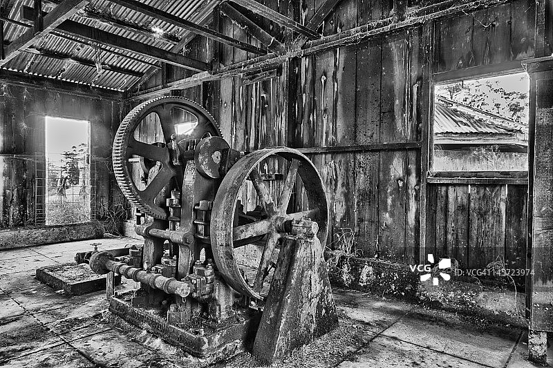 废弃农舍里的老水泵图片素材