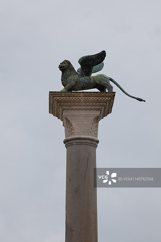 总督宫前的圣马可雄狮雕像图片素材