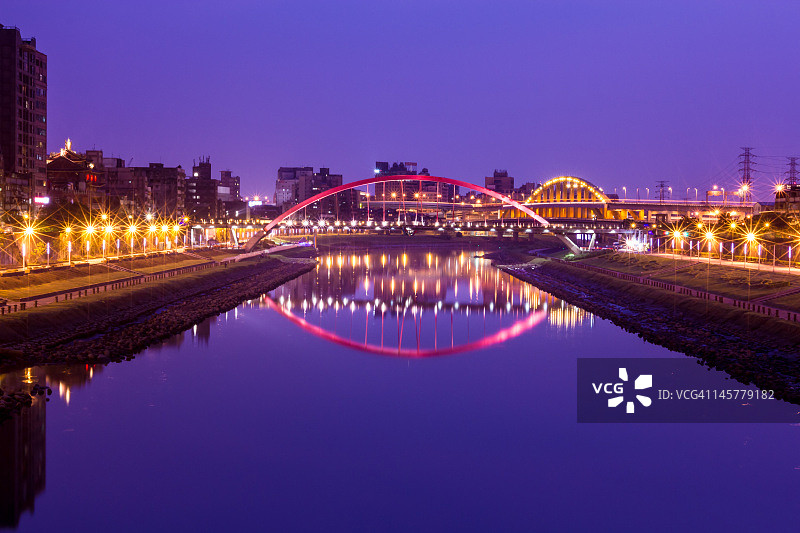 蓝色时刻的红色拱桥图片素材