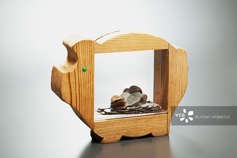 存钱罐里的美元钞票图片素材