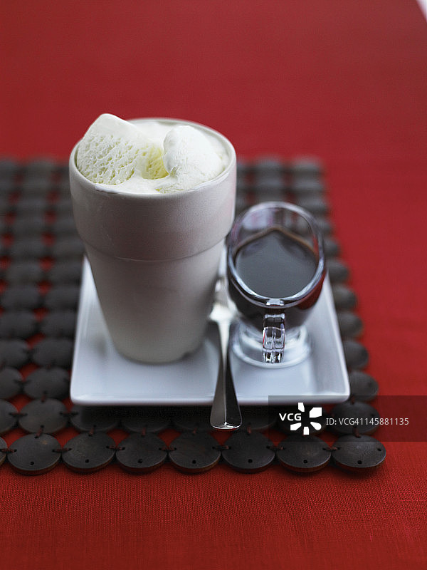 融化巧克力的白色巧克力冰淇淋图片素材