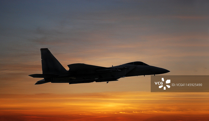 日落时喷气式飞机轮廓图片素材