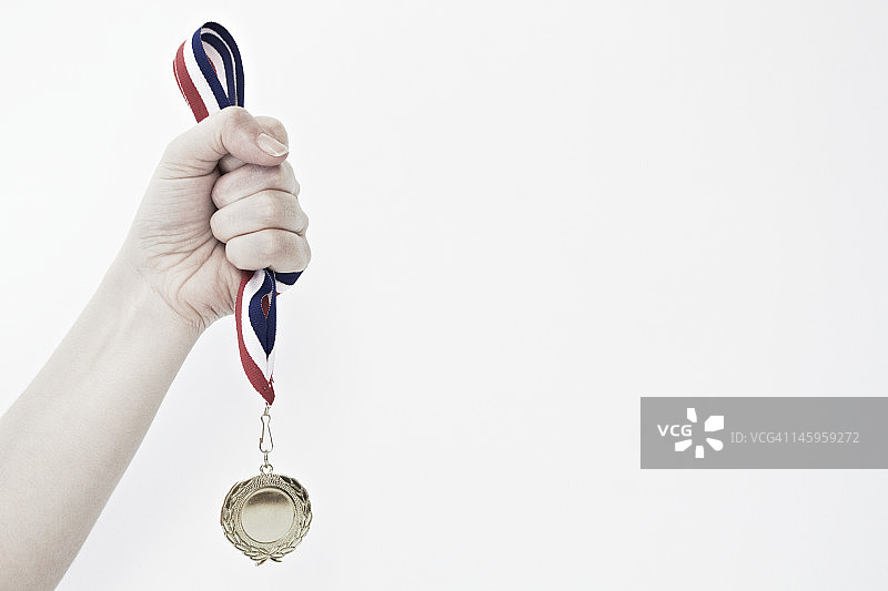 手持金牌图片素材