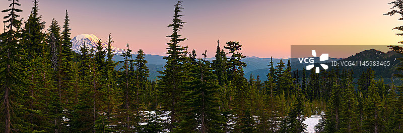 从山羊岩荒原看到的亚当斯山日落图片素材