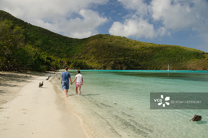 在圣约翰马霍湾海滩上手牵手图片素材
