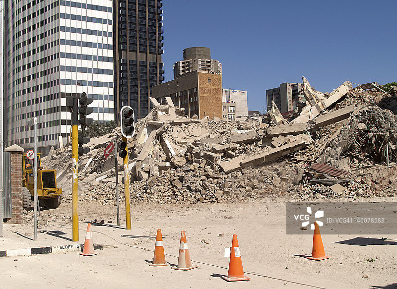 内爆后的地面废墟图片素材