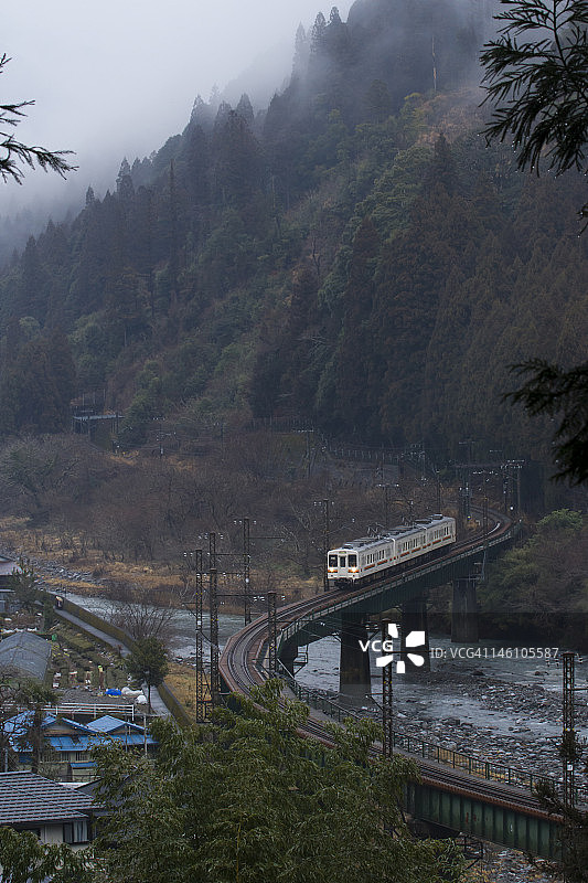 奇特桥上的旧火车图片素材