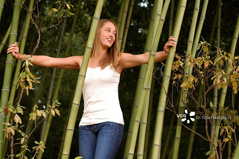 微笑和竹子图片素材