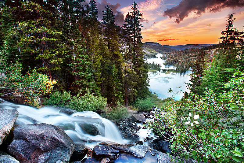 双子湖瀑布图片素材