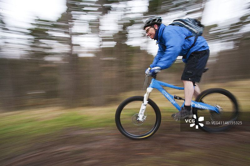 骑山地自行车的骑行者图片素材