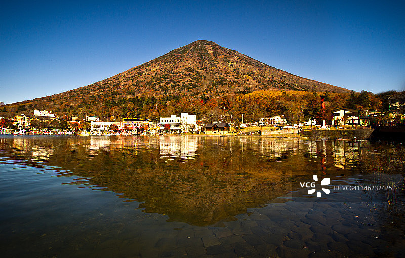 日光市男体山在Chuzenji湖上的倒影图片素材