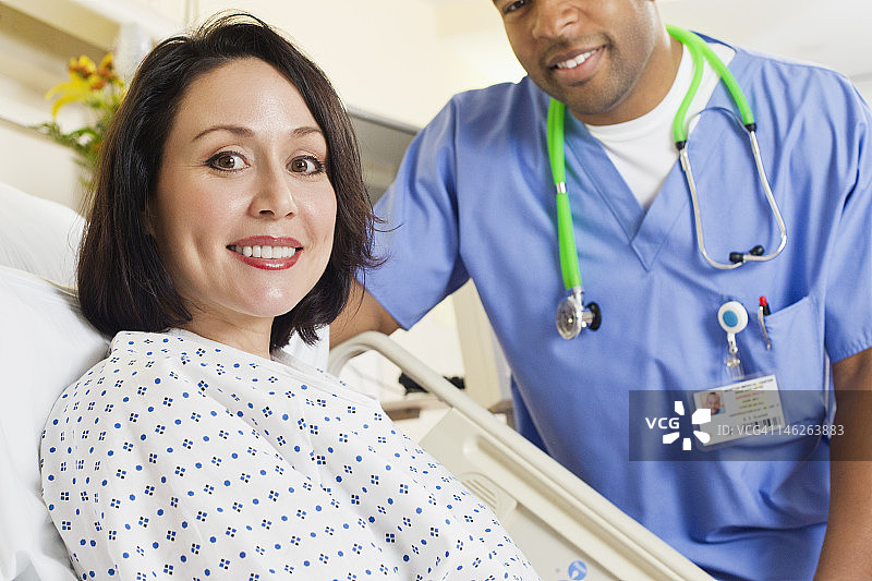 护士在医院安慰病人图片素材