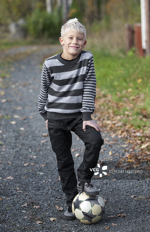 在公园踢足球的男孩们图片素材