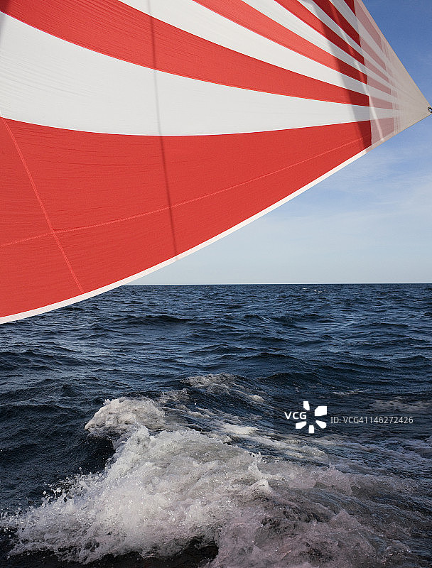 海洋中的条纹帆伞图片素材