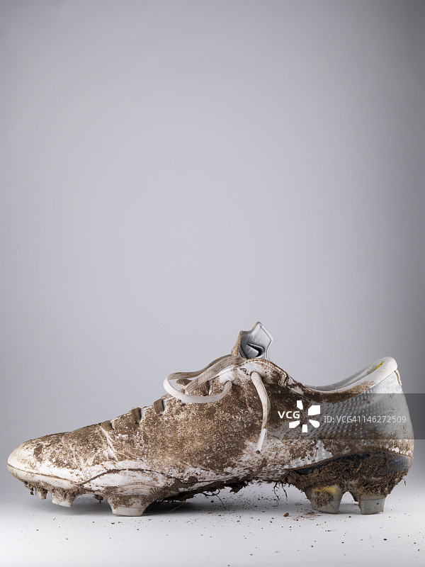 单只脏足球鞋特写图片素材