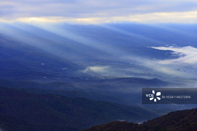 阳光洒入大海图片素材