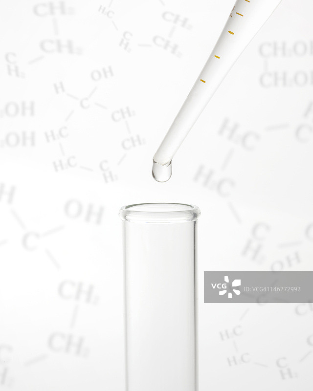 用移液管将医学样本注入试管图片素材