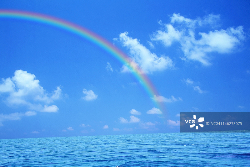 海洋上的彩色彩虹图片素材