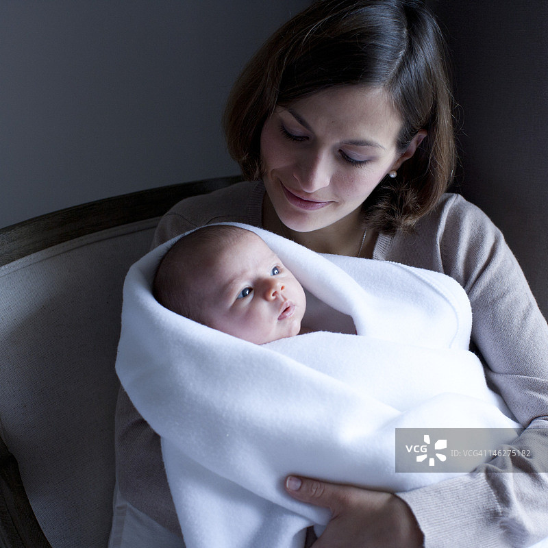 女人抱着新生婴儿图片素材