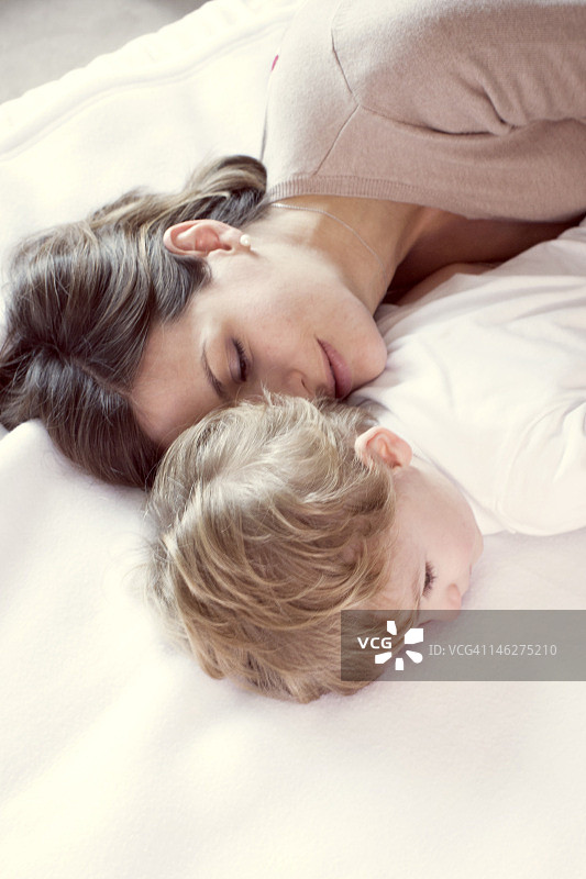 母亲和小儿子一起小睡图片素材