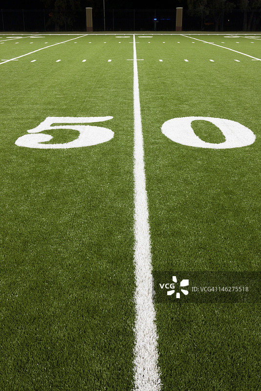 足球场上的五十码线图片素材