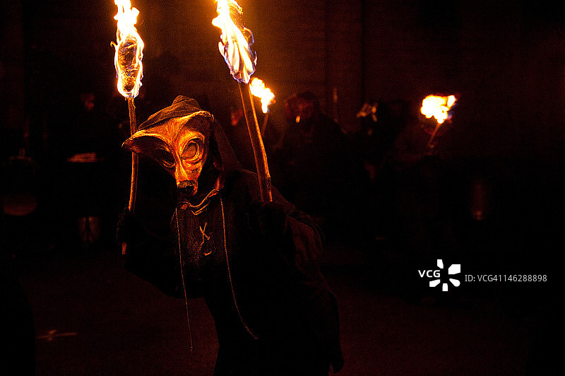 Marsden Imbolc节上的狐狸先生火焰舞者图片素材