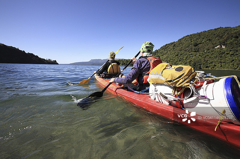 皮划艇探险情侣，塔拉威拉湖图片素材