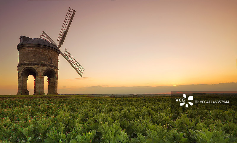 切斯特顿风车日落图片素材