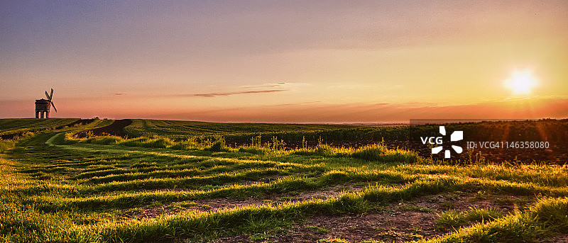 切斯特顿风车全景日落图片素材