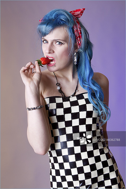 穿着乳胶连衣裙的年轻女人图片素材