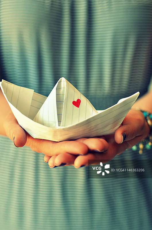手 holding 爱之船图片素材