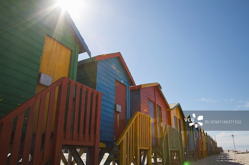 穆伊曾贝格海滩的彩色小屋图片素材