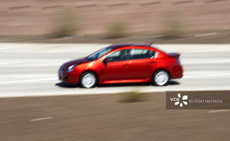 行驶中的红色小型汽车图片素材