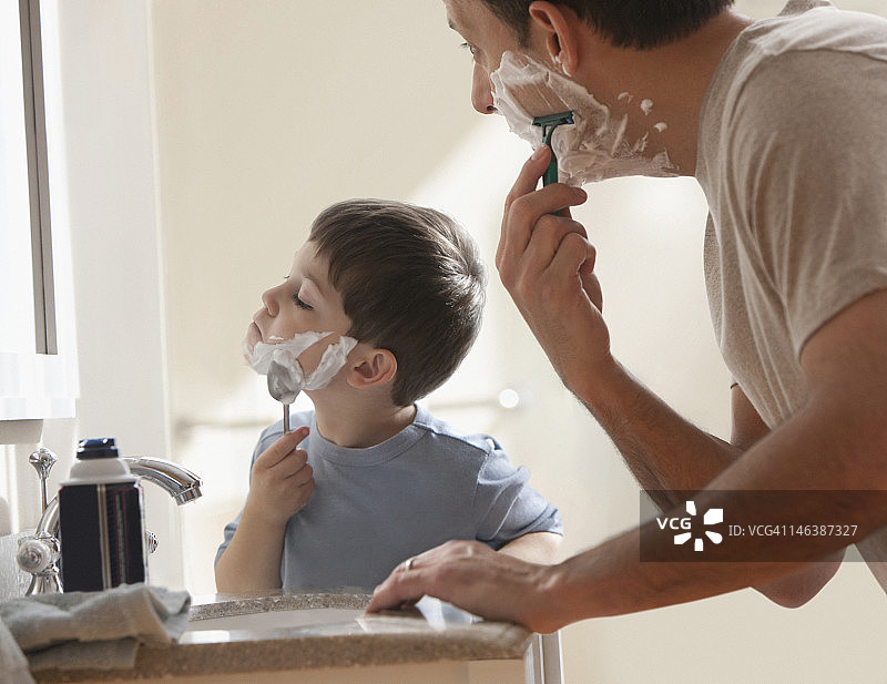 父子一起刮胡子图片素材