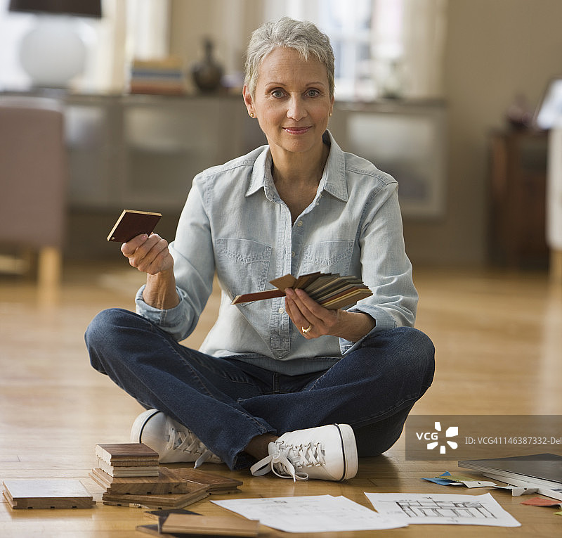 女人挑选地板图片素材