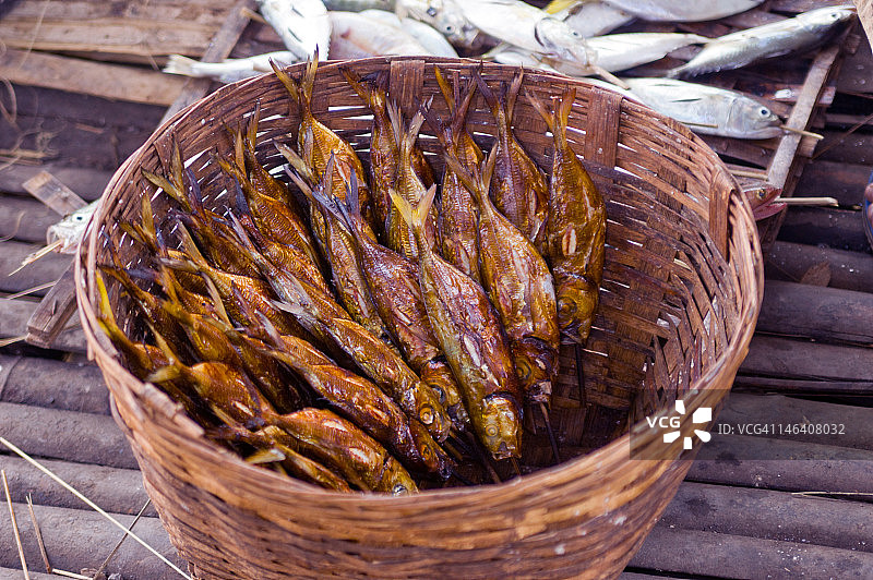 藤篮里的熏鱼图片素材