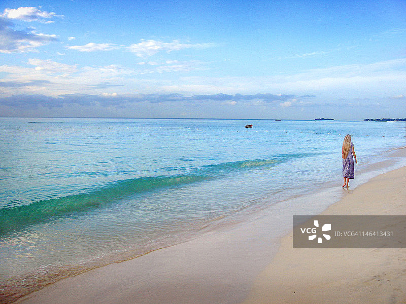 黄昏时分的热带海滩漫步图片素材