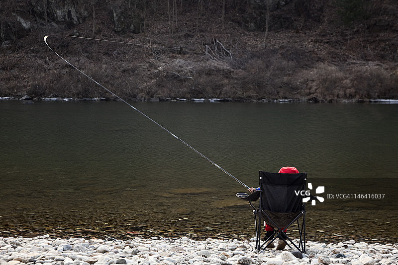 男孩钓鱼图片素材