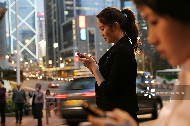 香港轩尼诗道上的女性图片素材