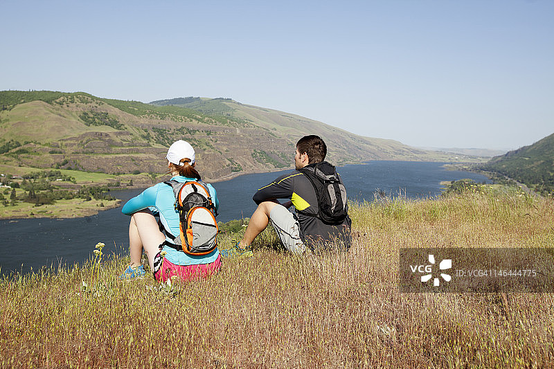 情侣在越野跑时放松图片素材