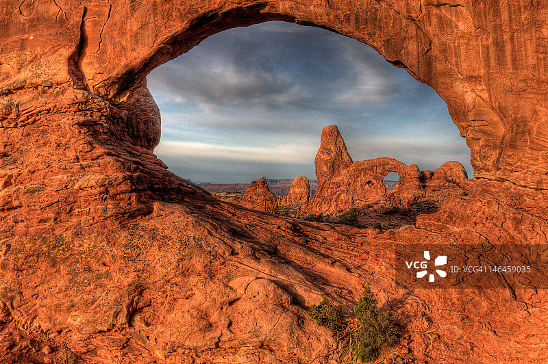 带炮塔拱的南窗图片素材