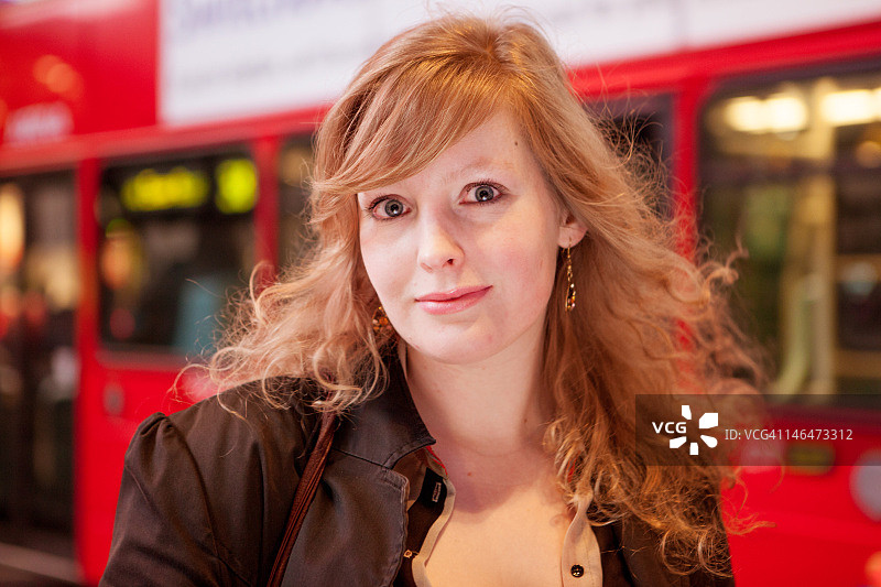 夜晚城市中的年轻英国女性图片素材